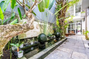 Outdoor pool, pool loungers - Casa Dasa Legian (Legian)