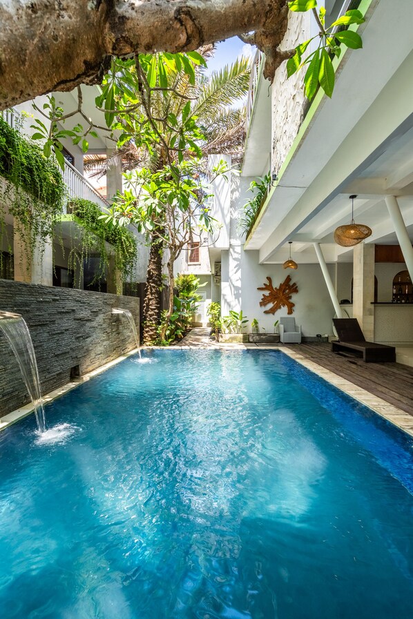 Outdoor pool, pool loungers - Casa Dasa Legian (Legian)