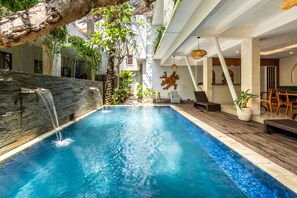 Hồ bơi ngoài trời, ghế dài tắm nắng 