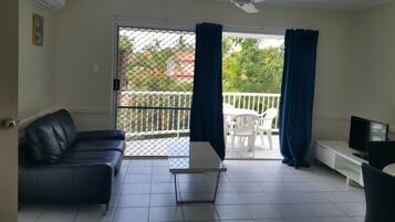 Apartamento estándar, 2 habitaciones, cocina | Zona de estar | Una televisión LCD, un reproductor de DVD