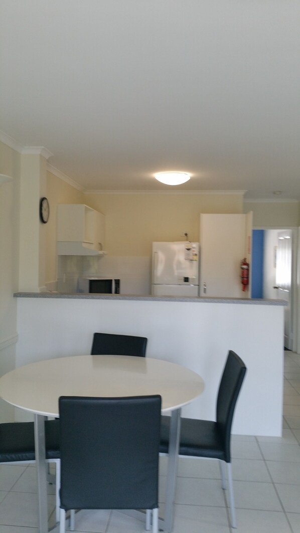 Standard Apartment, 2 Bedrooms, Kitchen | Private kitchenette | Full-size fridge, microwave, stovetop, coffee/tea maker - Pacific Sands Holiday Apartments (Holloways Beach)