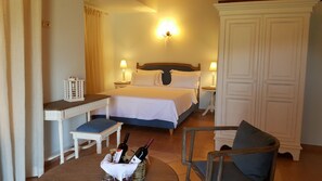 Suite (Mediterranean Senior) | Minibar, skrivebord, lydisolert og wi-fi (inkludert)