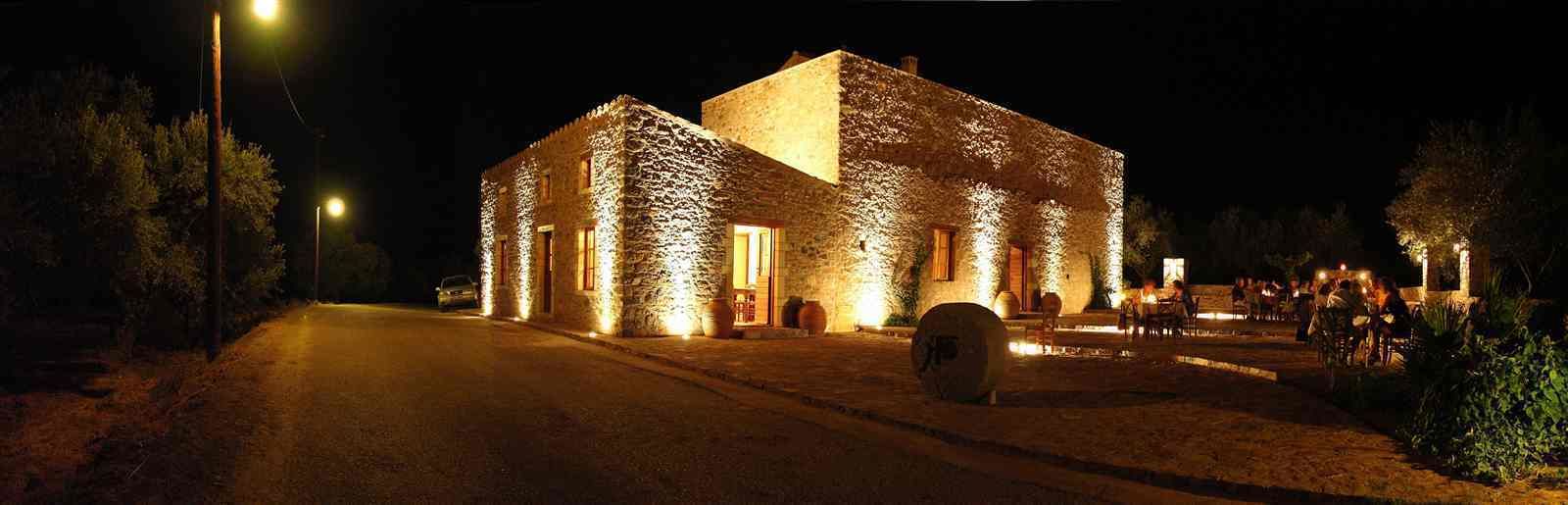 Voorkant accommodatie - avond/nacht