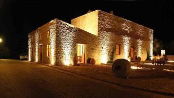 Voorkant accommodatie - avond/nacht