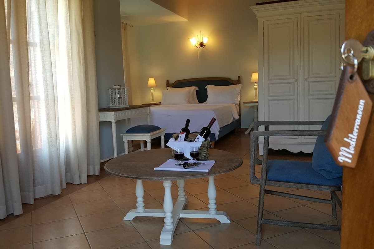 ห้องสวีท (Mediterranean Senior) | มินิบาร์, โต๊ะทำงาน, ห้องเก็บเสียง, Wi-Fi ฟรี
