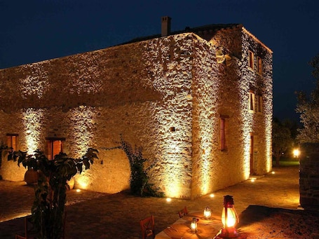 Fachada de la propiedad por la tarde o noche