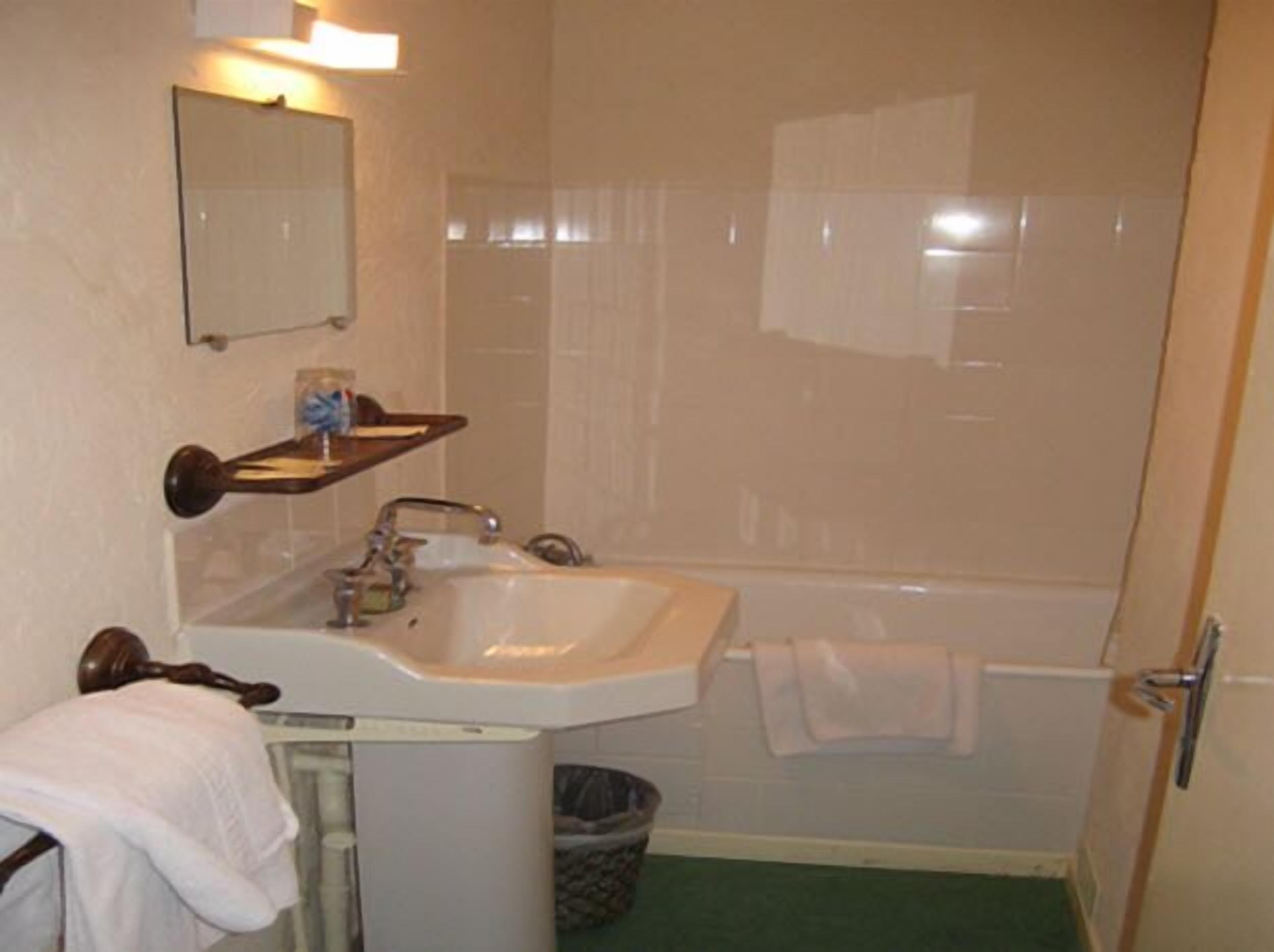 bathtub, free toiletries