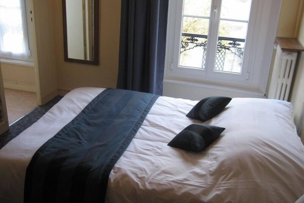 blackout curtains, soundproofing, rollaway beds, free wifi