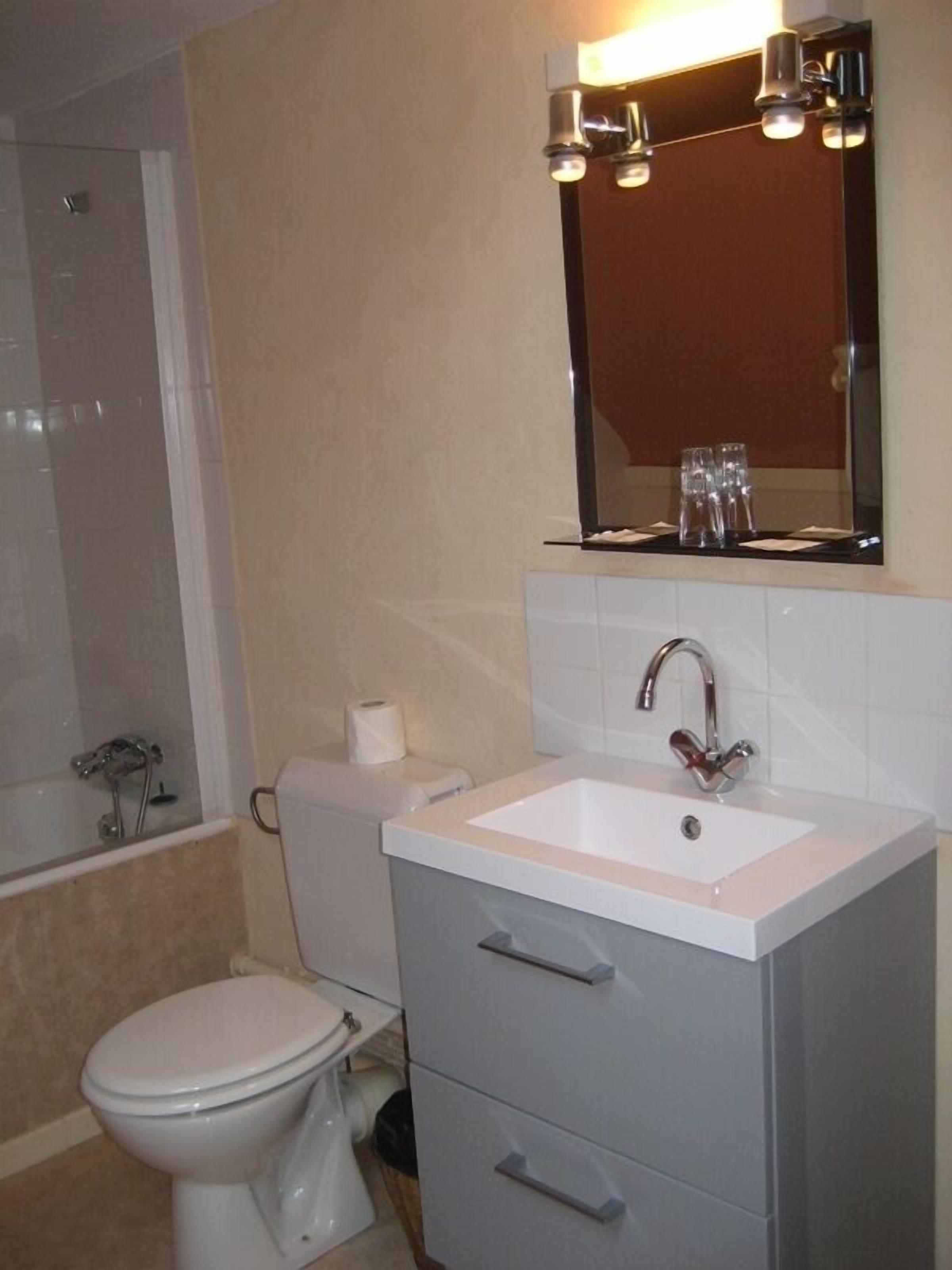 bathtub, free toiletries