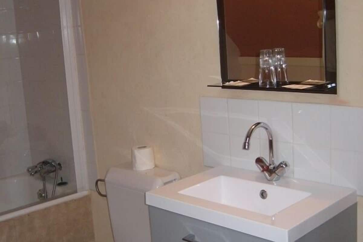 bathtub, free toiletries