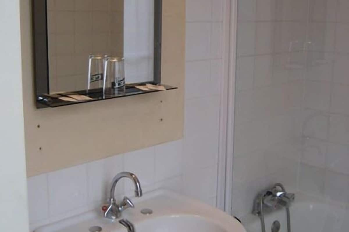 bathtub, free toiletries