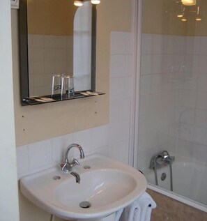 Baignoire, articles de toilette gratuits