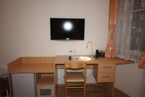 迷你吧、房內夾萬、書桌、遮光窗簾/窗簾