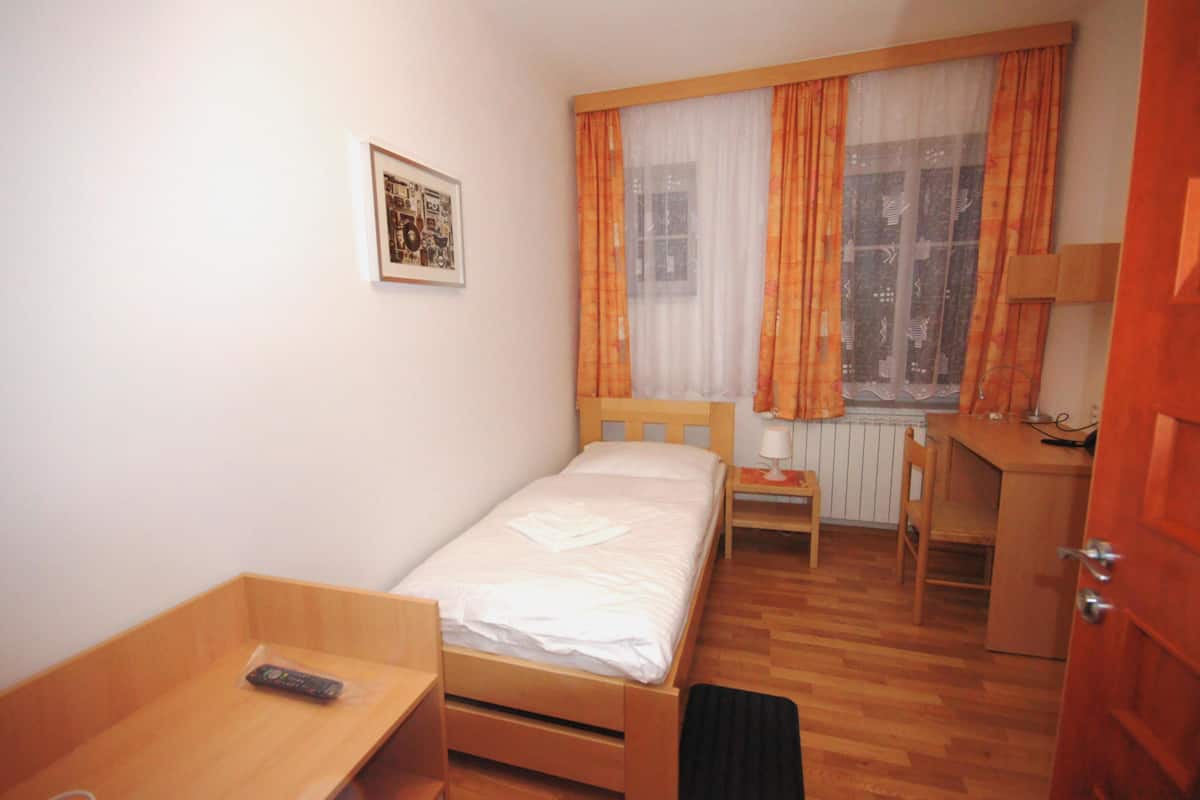 Single Room | Minibar, in-room safe, desk, blackout curtains