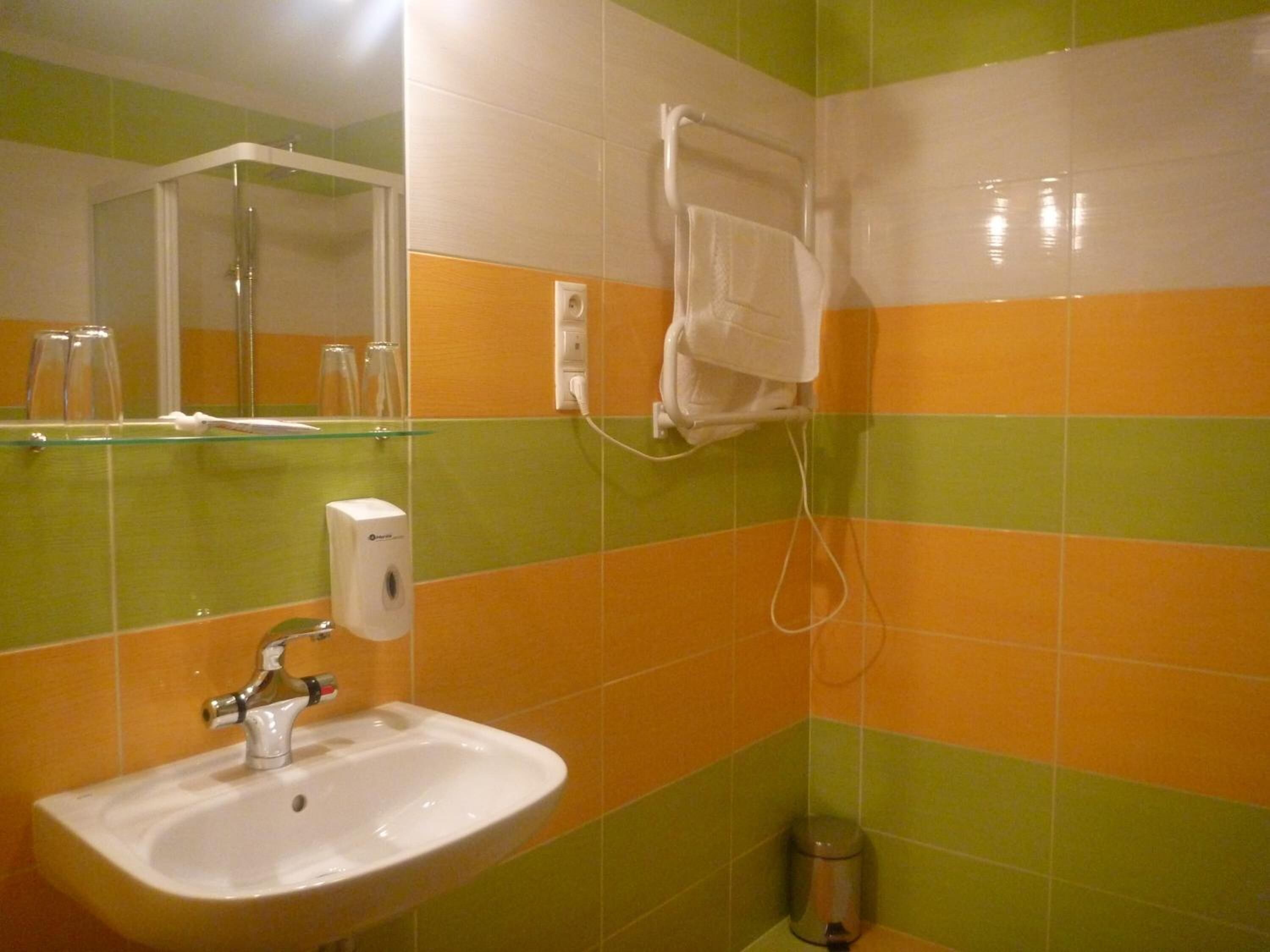 shower, rainfall showerhead, free toiletries, hair dryer