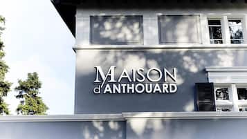Ein Gebäude mit der Aufschrift "MAISON d'ANTHOUARD" an der Fassade.
