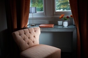 Deluxe-Zimmer | Wohnbereich | Flachbildfernseher