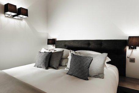 Ropa de cama de alta calidad y caja de seguridad en la habitación