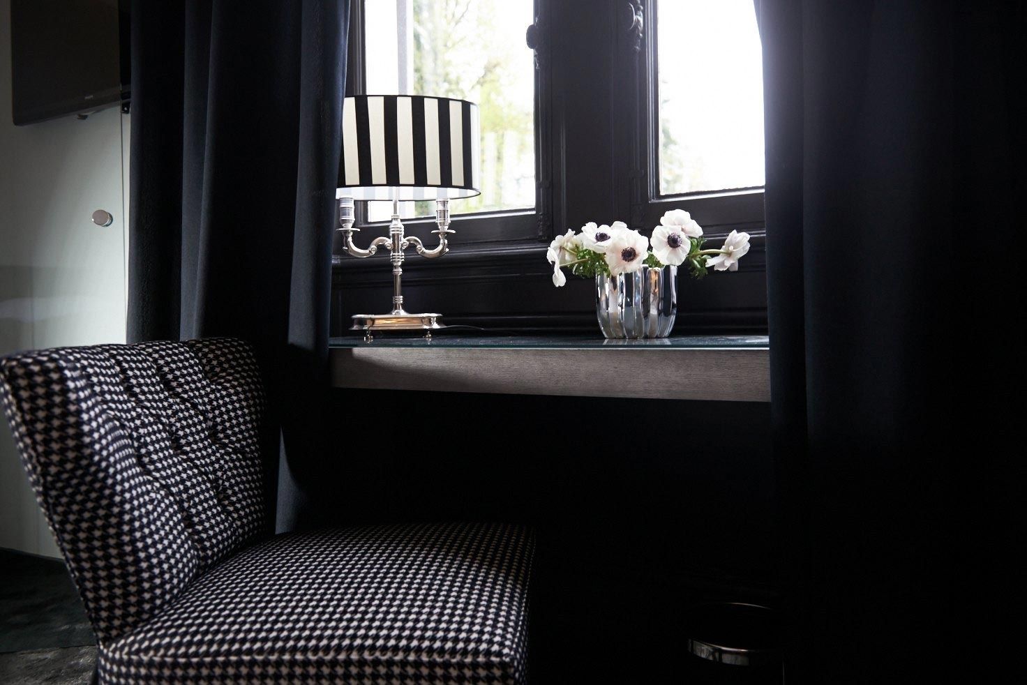 business single room | living area | flat-screen tv