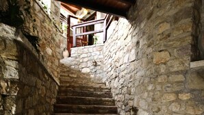 Una escalera de piedra que asciende en un edificio rústico.