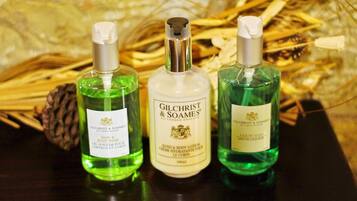 Tre flaconi di lozione corpo e mani Gilchrist & Soames.