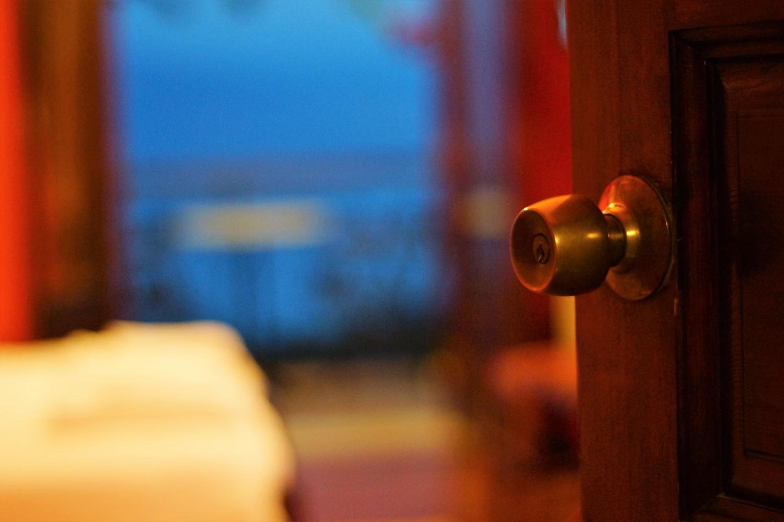 Un gros plan d’une porte avec une poignée de porte en laiton et un trou de serrure.