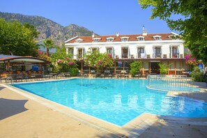 Indoor pool, seasonal outdoor pool, pool umbrellas, sun loungers - Göcek Lykia Resort Hotel (Fethiye)