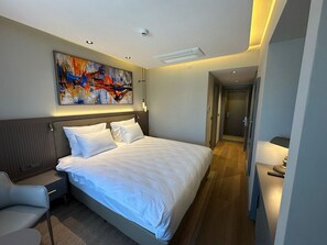 Standard Room, 1 Double Bed, Non Smoking, Garden View | Premium bedding, minibar, in-room safe, soundproofing