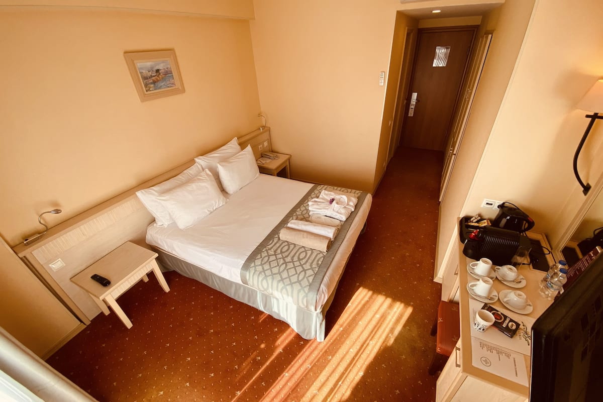 Peralatan tempat tidur premium, bar mini, peti besi dalam bilik