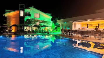 Inomhuspool, en säsongsöppen utomhuspool, parasoller och solstolar