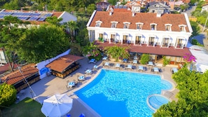 Indoor pool, seasonal outdoor pool, pool umbrellas, sun loungers - Göcek Lykia Resort Hotel (Fethiye)