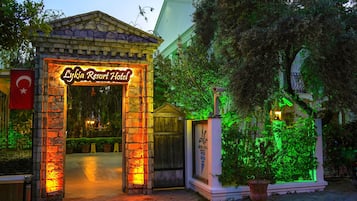 Fachada de la propiedad por la tarde o noche