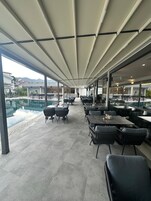 2 restaurants; breakfast, lunch, and dinner served