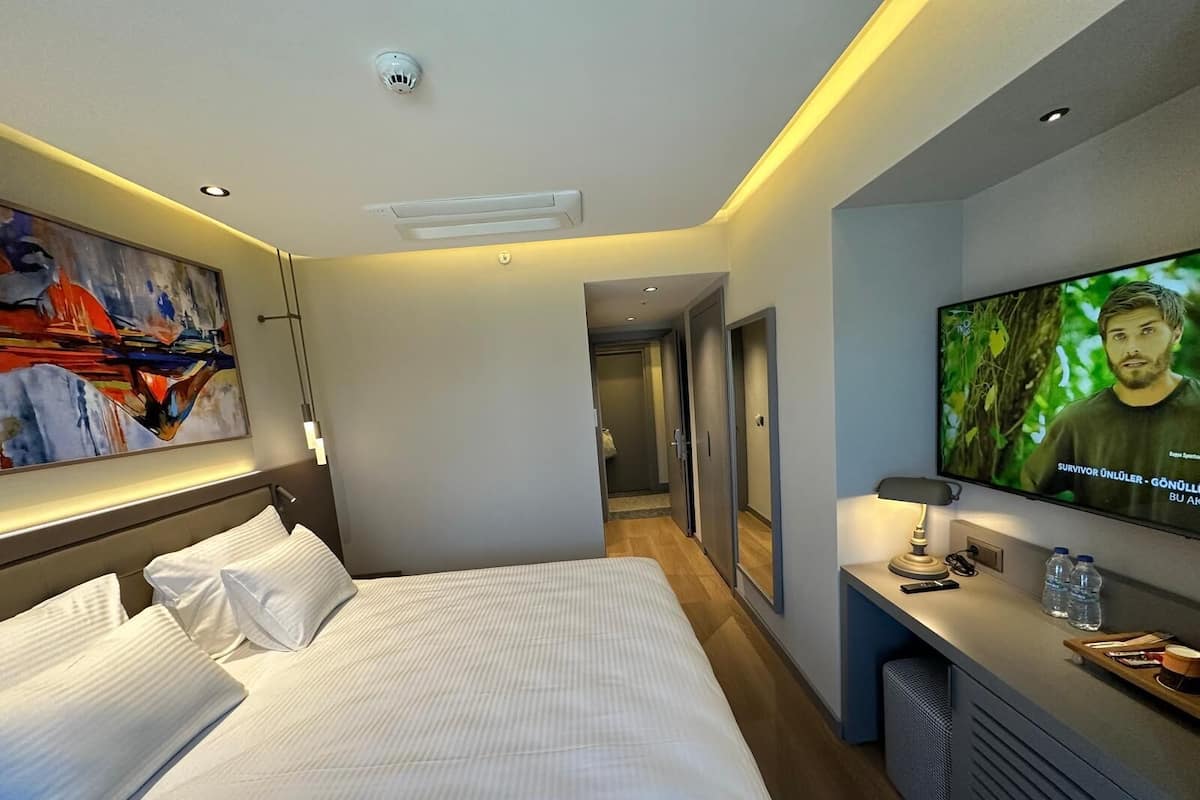 Standard Room, 1 Double Bed, Non Smoking, Garden View | Premium bedding, minibar, in-room safe, soundproofing