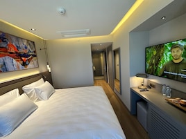 Standard Room, 1 Double Bed, Non Smoking, Garden View | Premium bedding, minibar, in-room safe, soundproofing