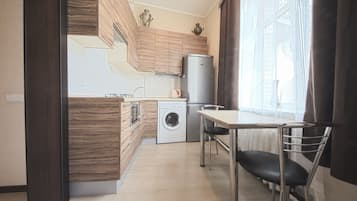 Apartamento (Sofievska str., 1/2) | Cozinha privada | Geladeira, micro-ondas, cooktop, cafeteira/chaleira