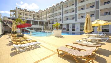 สระว่ายน้ำในร่ม, สระว่ายน้ำกลางแจ้ง, ร่มริมสระว่ายน้ำ