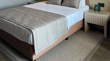 Dobbelt- eller tomannsrom – standard, 1 soverom | Minibar, safe på rommet, skrivebord og blendingsgardiner