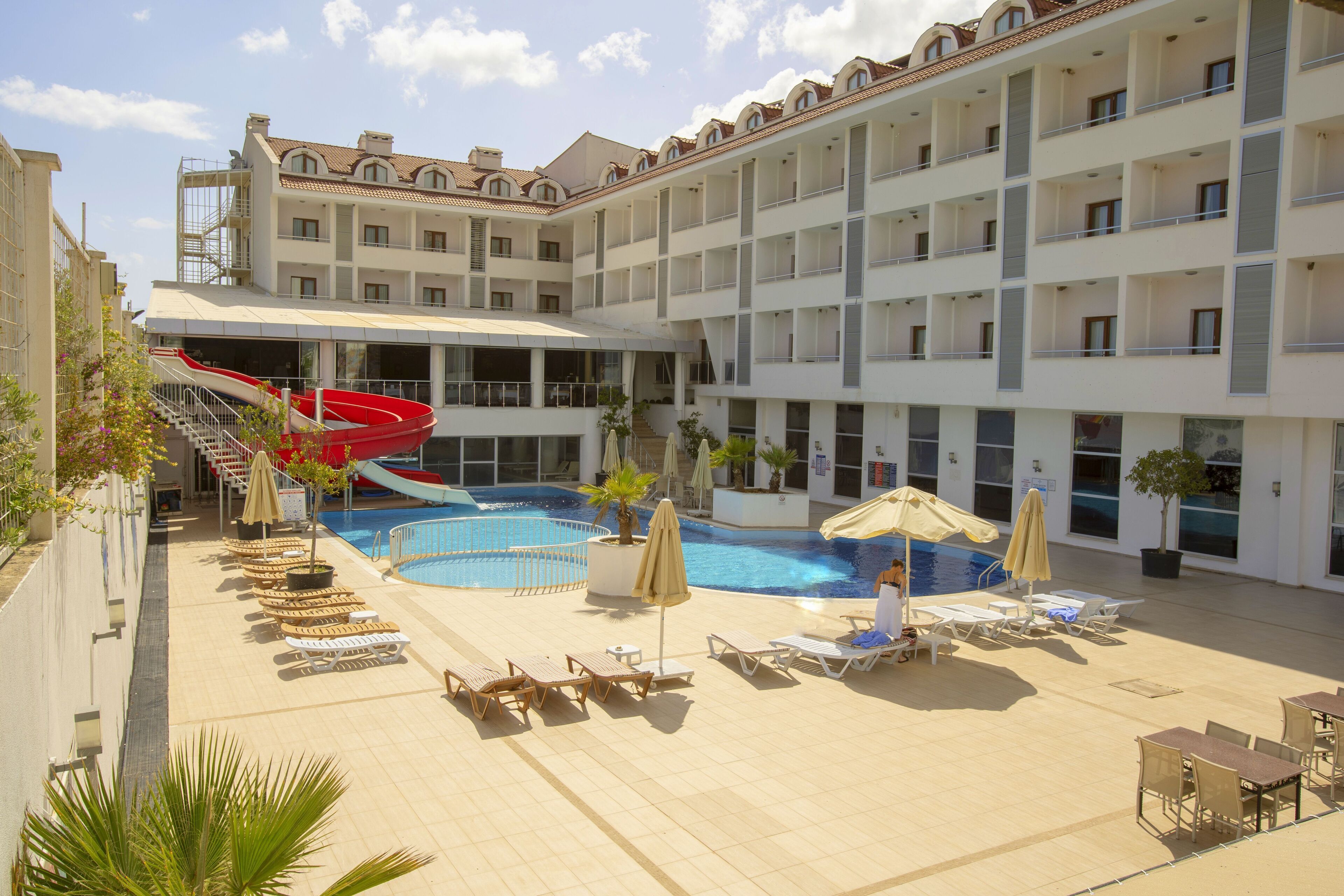 Hotel amb piscina, gandules i tobogan.