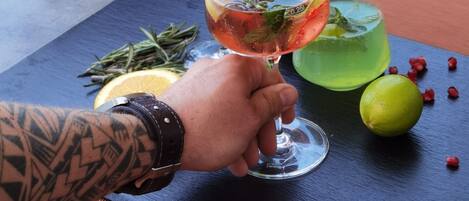 Twee cocktails op een tafel, met een hek op de achtergrond.