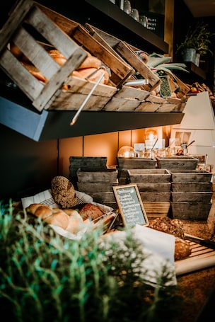 Sarapan prasmanan setiap hari (EUR 27 per orang)