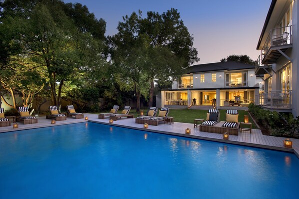 Alberca al aire libre y camastros