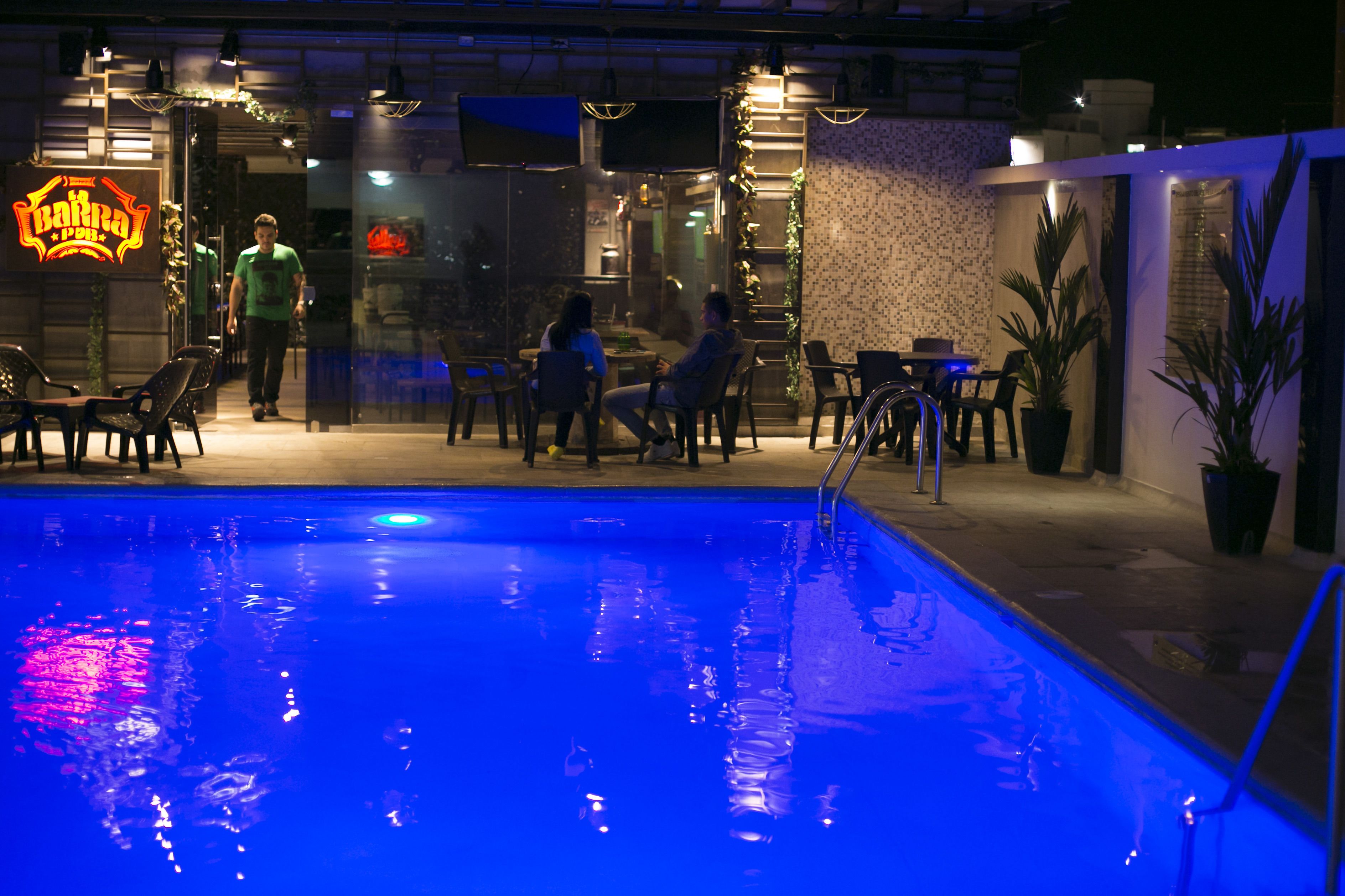 Una piscina al aire libre