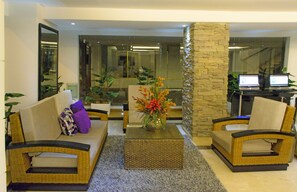 Lobby sitting area - Hotel de León (Bucaramanga)