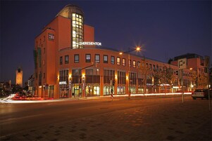 Fachada da propriedade à noite