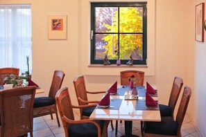 Desayuno buffet diario (EUR 15 por persona)