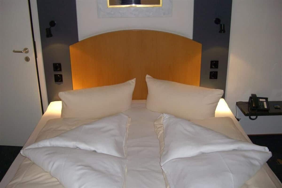Premium bedding, down duvets, minibar, desk