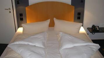 Hochwertige Bettwaren, Daunenbettdecken, Minibar, Schreibtisch