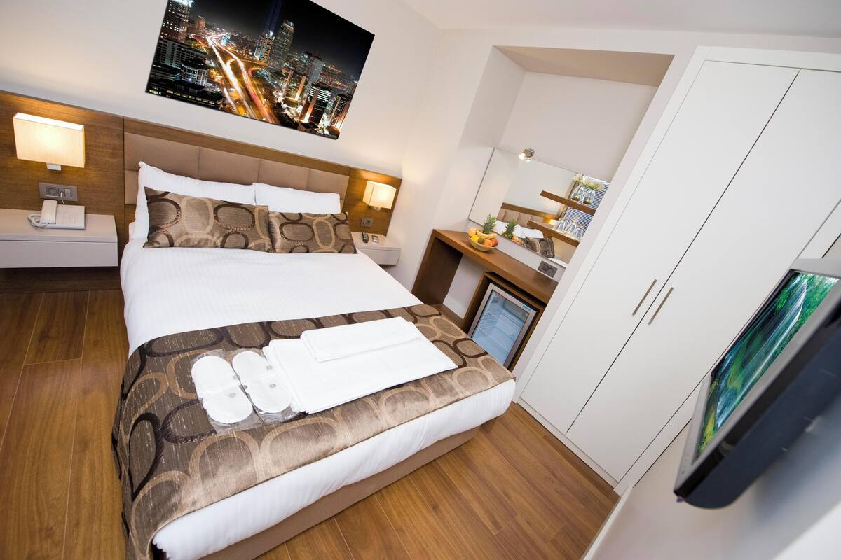 Premium bedding, minibar, in-room safe, soundproofing
