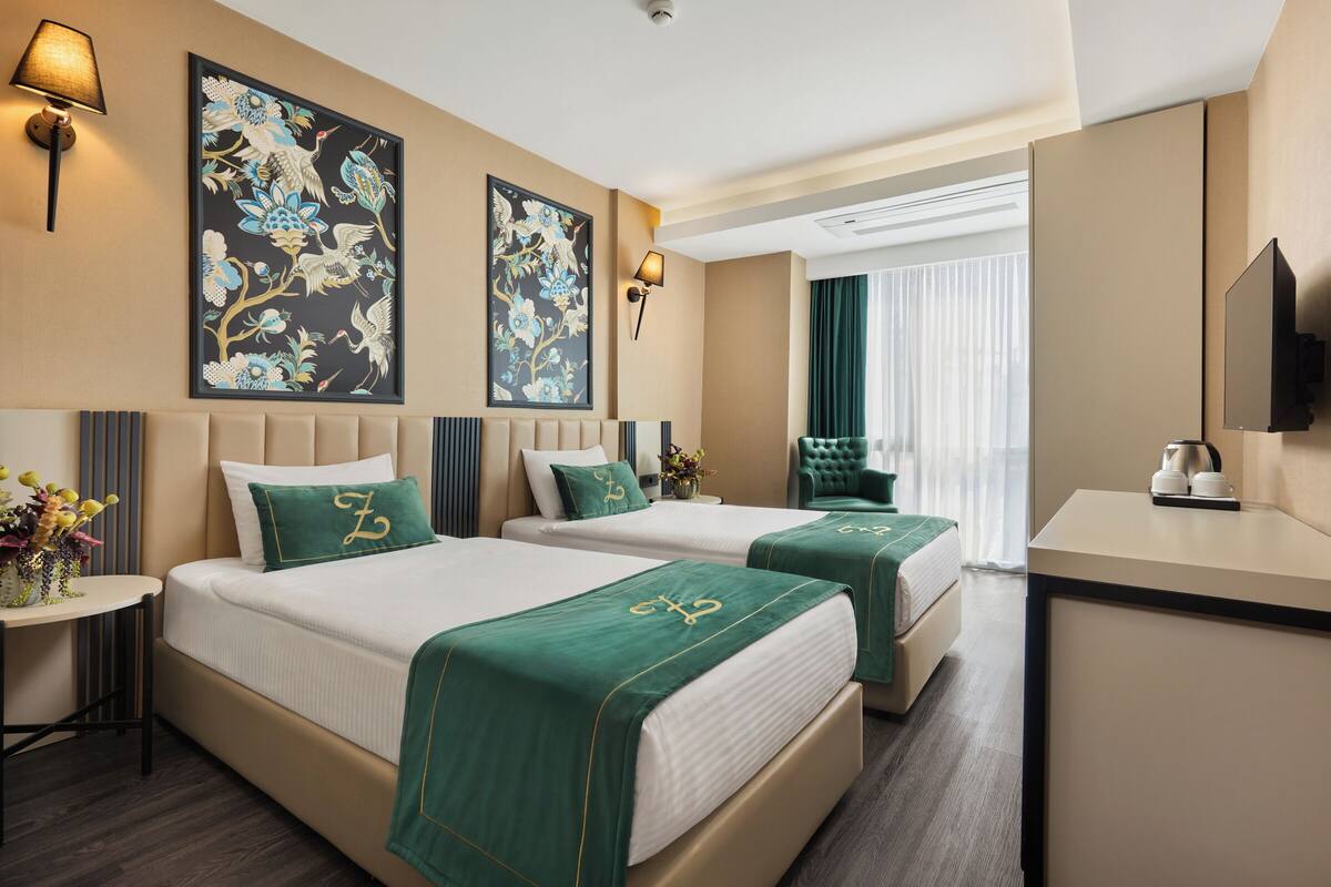 Bộ đồ giường cao cấp, minibar, két bảo mật tại phòng 